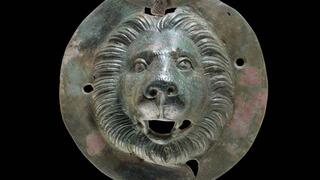 1.	ראש אריה עם ידית טבעת שחוברה לראש הלוחית