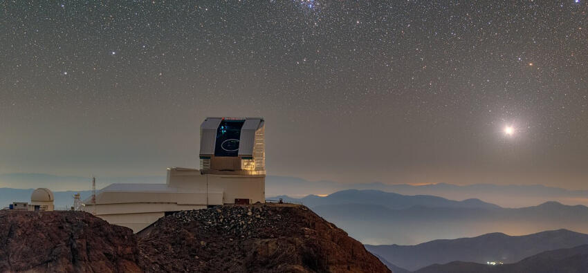 The NSF–DOE Vera C. Rubin Observatory in Chile (Photo: RubinObs/NOIRLab/SLAC/NSF/DOE/AURA/P. Horálek (Institute of Physics in Opava)) שמיים נקיים מזיהום אוויר וזיהום אור. טלסקופ ורה רובין בפסגת הר סרו פצ'ון בצ'ילה