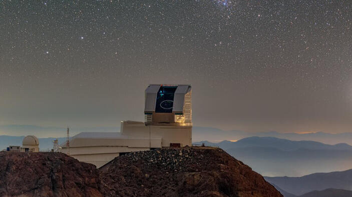 The Vera Rubin telescope atop Cerro Pachón in Chile (Photo: RubinObs/NOIRLab/SLAC/NSF/DOE/AURA/P. Horálek (Institute of Physics in Opava)) שמיים נקיים מזיהום אוויר וזיהום אור. טלסקופ ורה רובין בפסגת הר סרו פצ'ון בצ'ילה