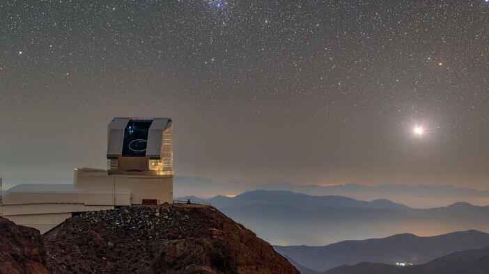 שמיים נקיים מזיהום אוויר וזיהום אור. טלסקופ ורה רובין בפסגת הר סרו פצ'ון בצ'ילה 