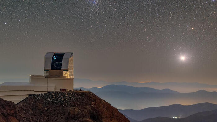 שמיים נקיים מזיהום אוויר וזיהום אור. טלסקופ ורה רובין בפסגת הר סרו פצ'ון בצ'ילה 