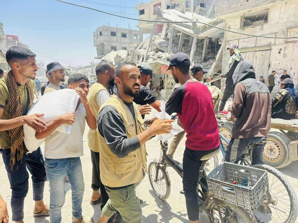 The Qatatua clan secures aid distribution in Khan Younis חמולת קטאטוה מאבטחת את חלוקת הסיוע בחאן יונס