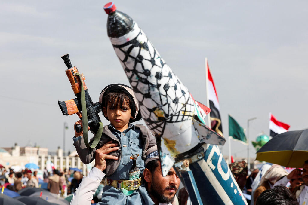 Photo: Reuters חות'ים מפגינים בתימן