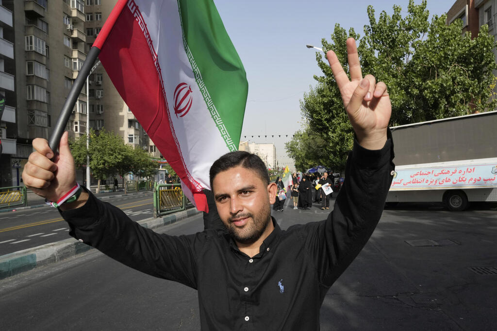 یک مرد ایرانی که مراسم تشییع جنازه های ارشد ایرانی ها را که در حملات اسرائیل به ایران کشته شده بودند ، درج می کنند (عکس: وهید سلیمی / AP) ל ענק ענק לבכ לבכ خواهند