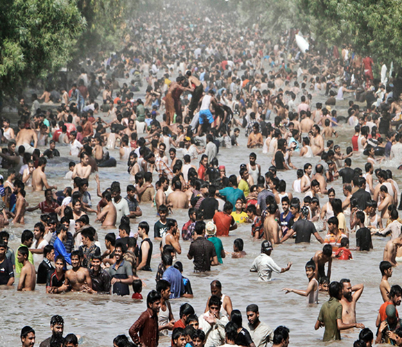 People bathing in canals in Lahore, Pakistan