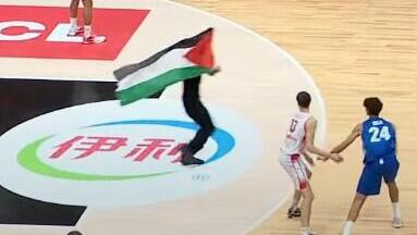 מפגין עם דגל פלסטין פורץ לפרקט 