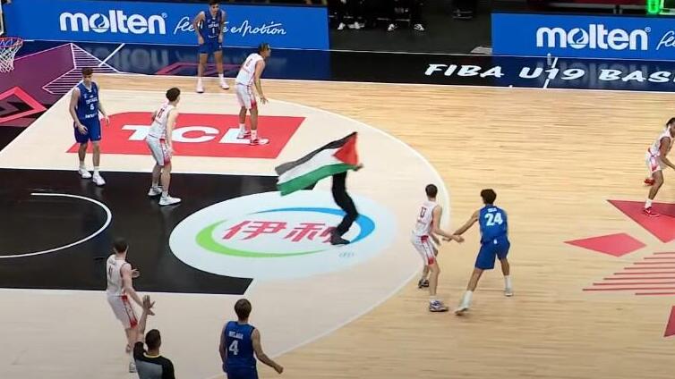 מפגין עם דגל פלסטין פורץ לפרקט 