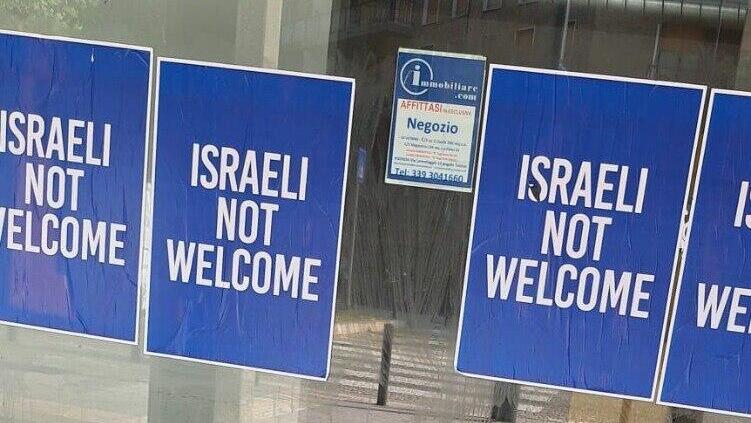 השלטים נתלו בכמה אזורים במילאנו