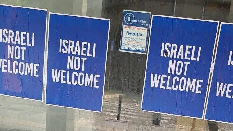 השלטים נתלו בכמה אזורים במילאנו