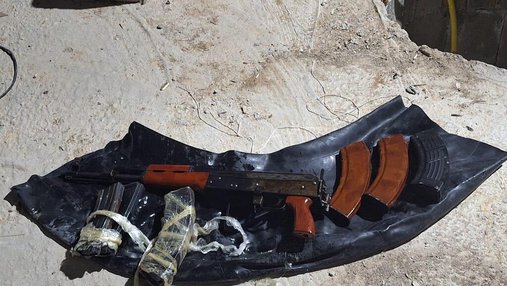 Weapons uncovered in anti-terror operation in Hebron (Photo: Shin Bet) נשקים שהוסגרו ומסתור תת-קרקעי שנחשף