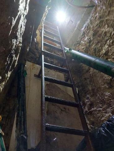 Underground facility used by a Hamas terror network in Hebron (Photo: Shin Bet) נשקים שהוסגרו ומסתור תת-קרקעי שנחשף