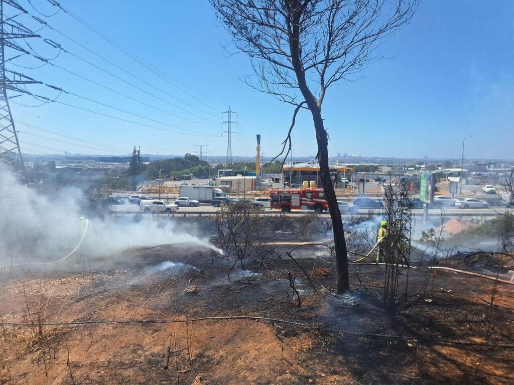 Photo: Fire and Rescue Services שריפת חורש וקוצים בכניסה כפר קאסם