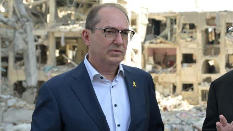German Interior Minister Alexander Dobrindt in Israel (Photo: GPO) גדעון סער עם שר הפנים של גרמניה, אלכסנדר דוברינדט, באתר פגיעת הטיל בבת-ים