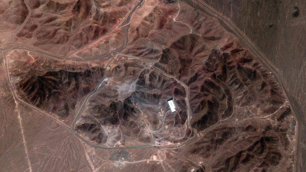 Vehicles, crews at Fordow Nuclear site (צילום: Maxar Technologies/Handout via REUTERS) העבודות בפורדו לשיקום הנזק
