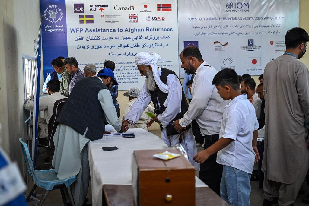 אפגנים שגורשו מ איראן ל אפגניסטן נרשמים במרכז סיוע של האו"ם בעיר הראת 28 ביוני