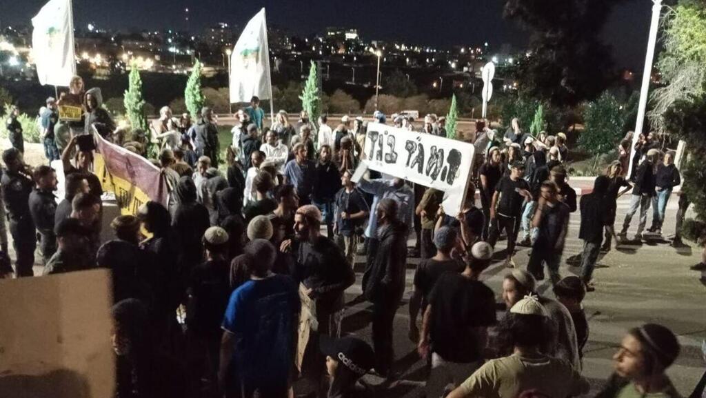 פעילי ימין מול בסיס חטמ"ר בנימין עם שלט "המג"ד בוגד"