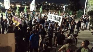 פעילי ימין מול בסיס חטמ"ר בנימין עם שלט "המג"ד בוגד"