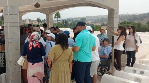 יהודים בבית העלמין בפאס בהילולת רבי יהודה אבן עטר