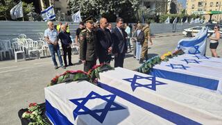 טקס אשכבה למשפחה האוקראינית שנרצחה מפגיעת טיל בבת ים