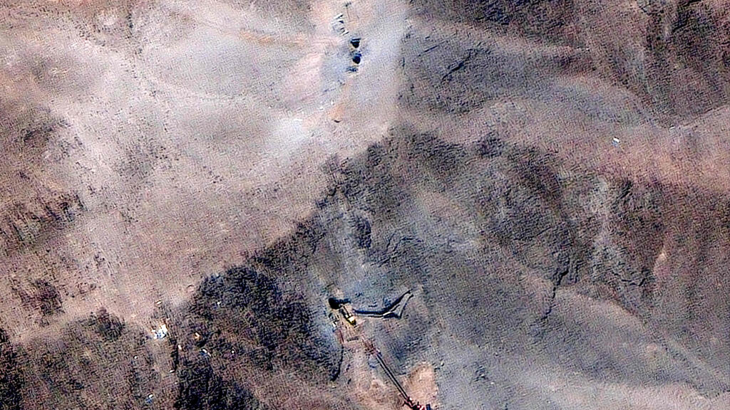 Vehicles, crews at Fordow Nuclear site (Photo: AFP PHOTO/ SATELLITE IMAGE ©2024 MAXAR TECHNOLOGIES) העבודות בפורדו לשיקום הנזק