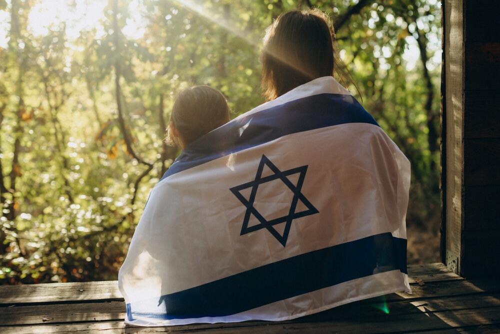 נערות עם דגל ישראל