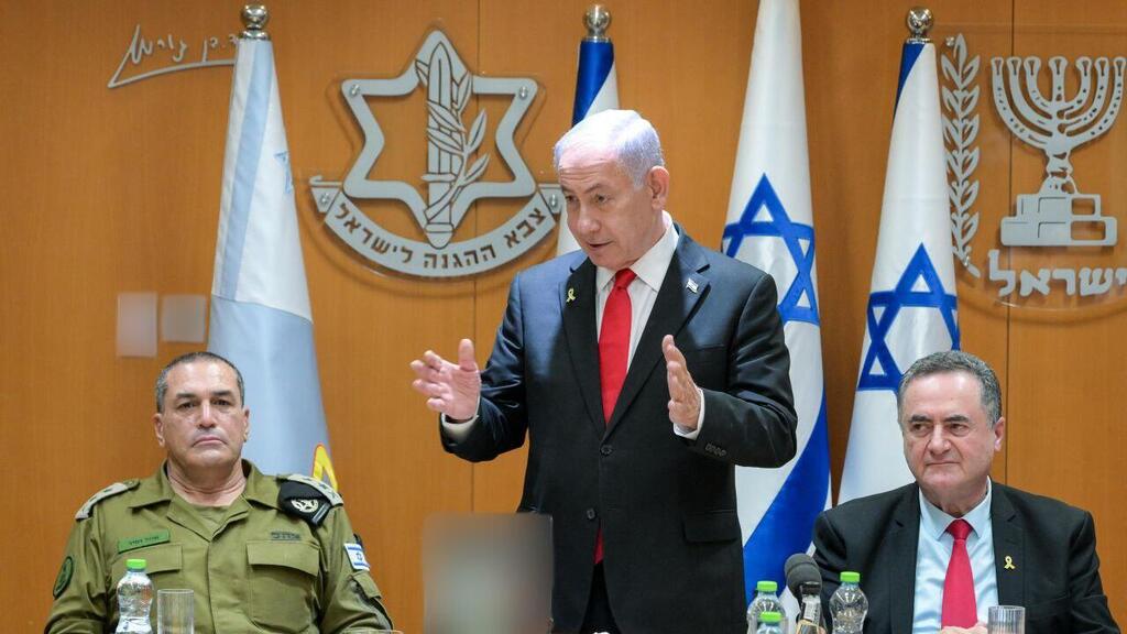 Chief of Staff Eyal Zamir with Prime Minister Benjamin Netanyahu and Defese Minister Katz during a cabinet meeting (Photo: GPO) ראש הממשלה בנימין נתניהו ושר הביטחון ישראל כ"ץ נפגשו היום (שני) עם הרמטכ"ל, רב-אלוף אייל זמיר וחברי פורום המטה הכללי של צה"ל לסיכום מבצע "עם כלביא" נגד איראן