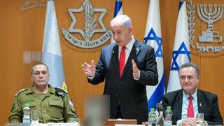 ראש הממשלה בנימין נתניהו ושר הביטחון ישראל כ"ץ נפגשו היום (שני) עם הרמטכ"ל, רב-אלוף אייל זמיר וחברי פורום המטה הכללי של צה"ל לסיכום מבצע "עם כלביא" נגד איראן