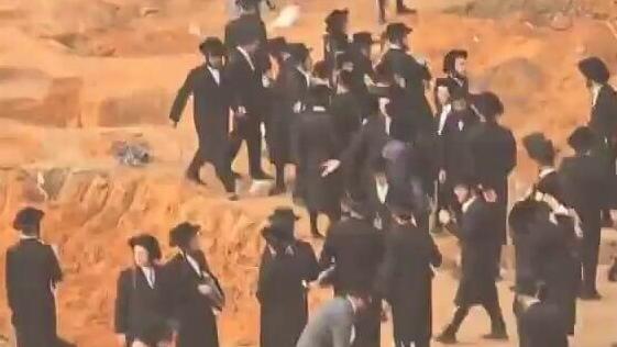 התפרעות חרדים במתחם אאורה בעקבות מציאת שרידי בית קברות
