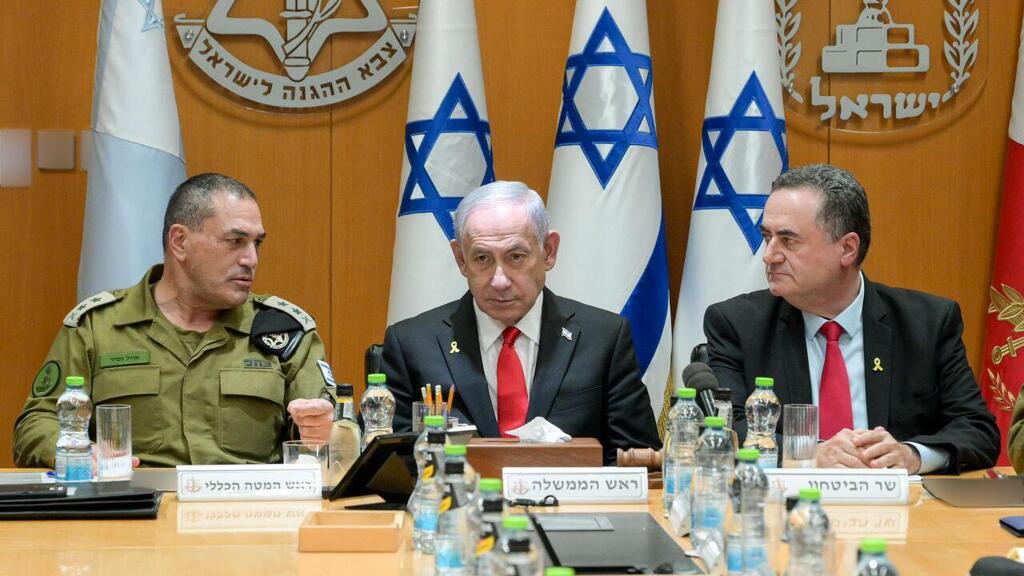 Замир, Нетаниягу и Кац (Фото: Мааян Туаф, ЛААМ) ראש הממשלה בנימין נתניהו ושר הביטחון ישראל כ"ץ נפגשו היום (שני) עם הרמטכ"ל, רב-אלוף אייל זמיר וחברי פורום המטה הכללי של צה"ל לסיכום מבצע "עם כלביא" נגד איראן