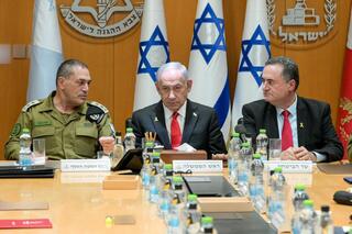 ראש הממשלה בנימין נתניהו ושר הביטחון ישראל כ"ץ נפגשו היום (שני) עם הרמטכ"ל, רב-אלוף אייל זמיר וחברי פורום המטה הכללי של צה"ל לסיכום מבצע "עם כלביא" נגד איראן