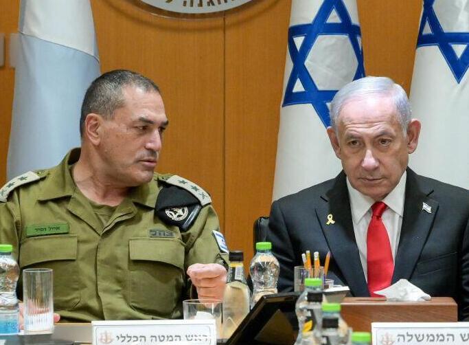 Netanyahu and Zamir during a meeting (Photo: Maayan Toaf/GPO) ראש הממשלה בנימין נתניהו ושר הביטחון ישראל כ"ץ נפגשו היום (שני) עם הרמטכ"ל, רב-אלוף אייל זמיר וחברי פורום המטה הכללי של צה"ל לסיכום מבצע "עם כלביא" נגד איראן