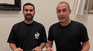 ג'קי בן זקן ורועי גורדנה במעמד החתימה