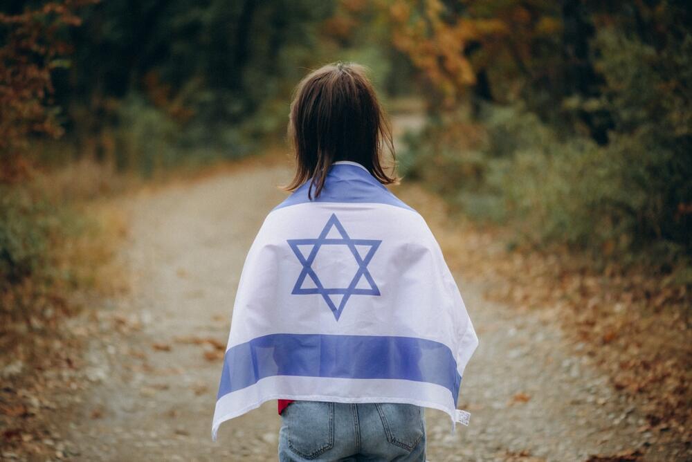 ילדה עם דגל ישראל
