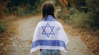 ילדה עם דגל ישראל