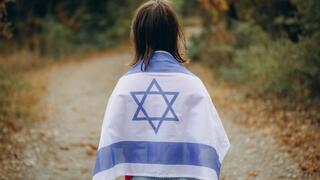 ילדה עם דגל ישראל