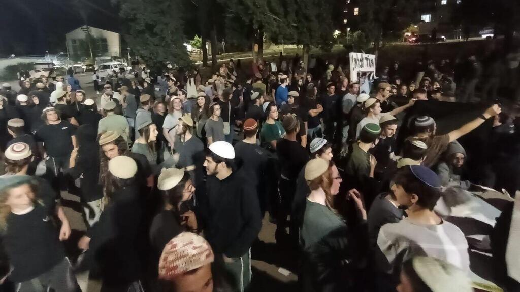 פעילי ימין מול בסיס חטמ"ר בנימין עם שלט "המג"ד בוגד"