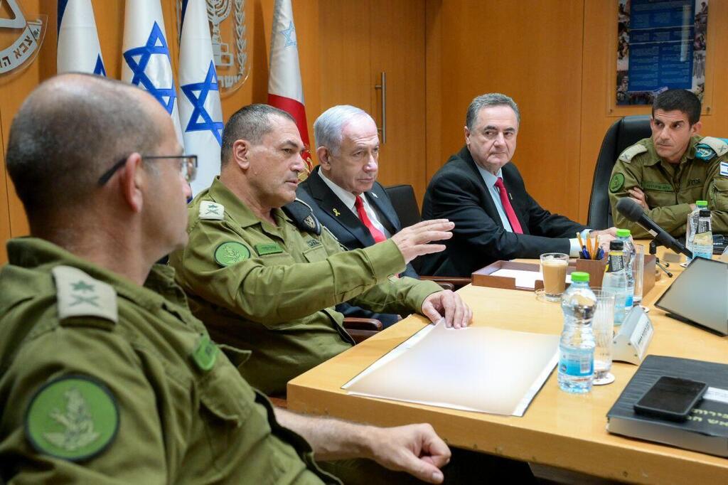 IDF Chief of Staff Eyal Zamir, Prime Minister Benjamin Netanyahu and Defense Minister Israel Katz (Photo: GPO) ראש הממשלה בנימין נתניהו ושר הביטחון ישראל כ"ץ נפגשו היום (שני) עם הרמטכ"ל, רב-אלוף אייל זמיר וחברי פורום המטה הכללי של צה"ל לסיכום מבצע "עם כלביא" נגד איראן