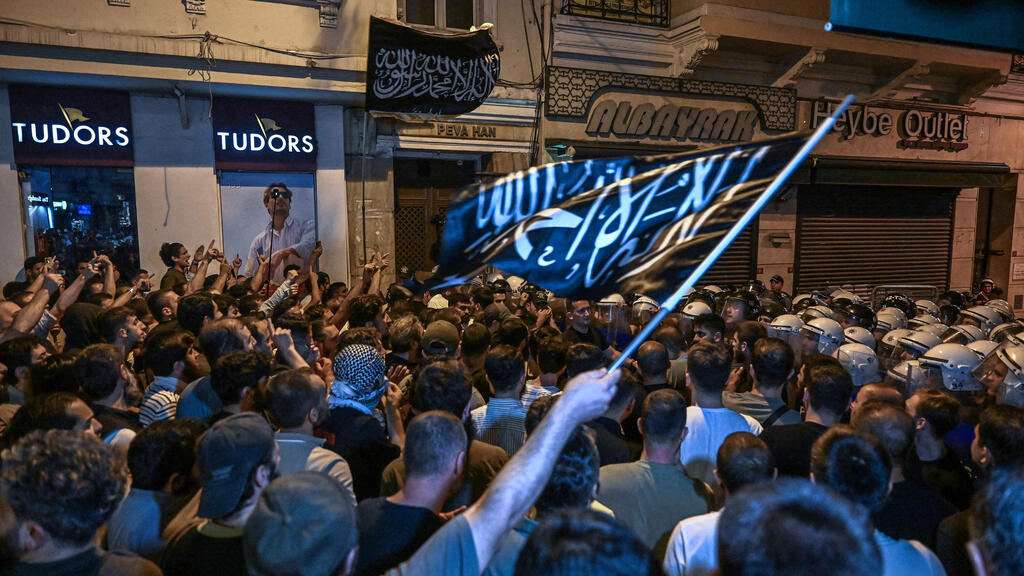 טורקיה איסטנבול מהומות קריקטורה מוחמד