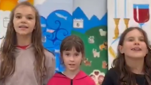 בנות בבית ספר בקייב במסר לתלמידות בבני ברק
