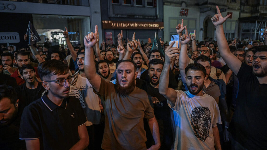 טורקיה איסטנבול מהומות קריקטורה מוחמד