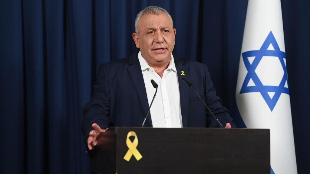 גדי איזנקוט נותן הצהרה לתקשורת טרם פרישתו