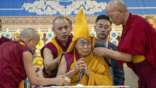 30 ביוני דלאי למה הדלאי למה טנזין גיאטסו בחגיגות לרגל יום הולדתו ה-90 שלו ב דרמסאלה הודו