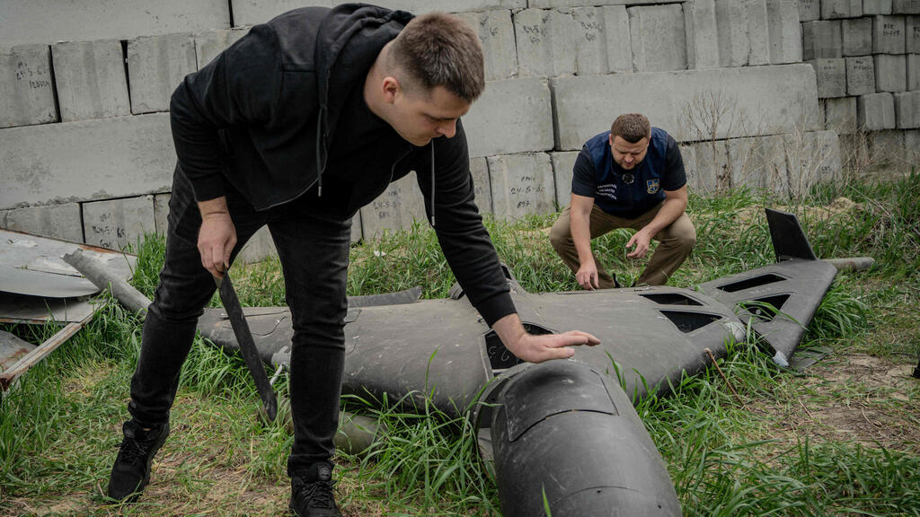 A Russian drone of the Iranian Shahed model after being shot down in the Kharkiv region of Ukraine on April 30 (Photo: Ivan SAMOILOV / AFP) כטב"ם של רוסיה מדגם שאהד של איראן אחרי שהופל באזור חרקוב אוקראינה ב-30 באפריל