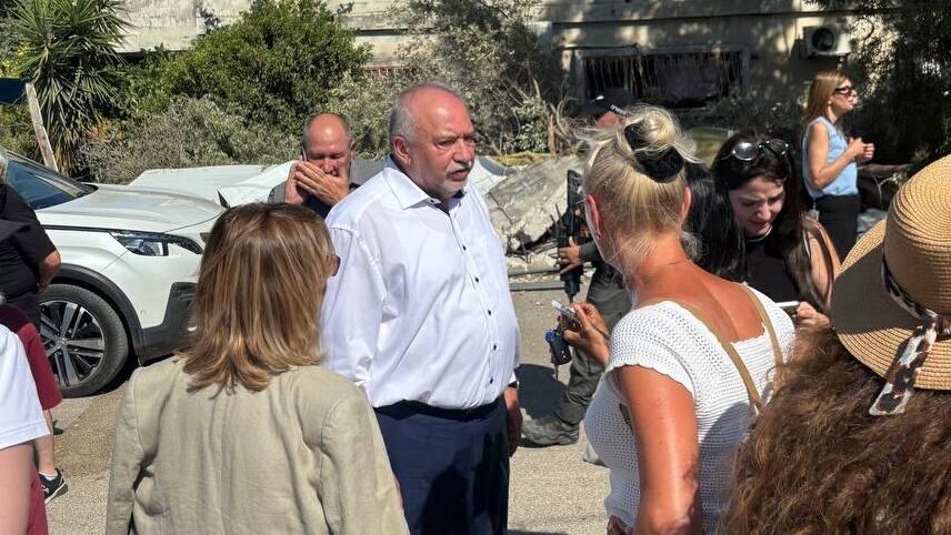 אביגדור ליברמן וסיעתו בזירת הרצח של פבל רוזוב