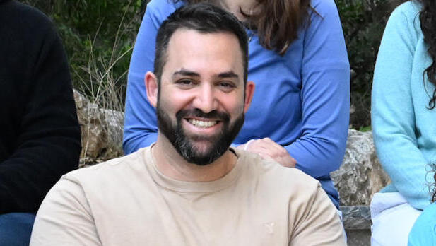 ד"ר אסף זינגר (שלישי משמאל בחזית) וצוות המעבדה