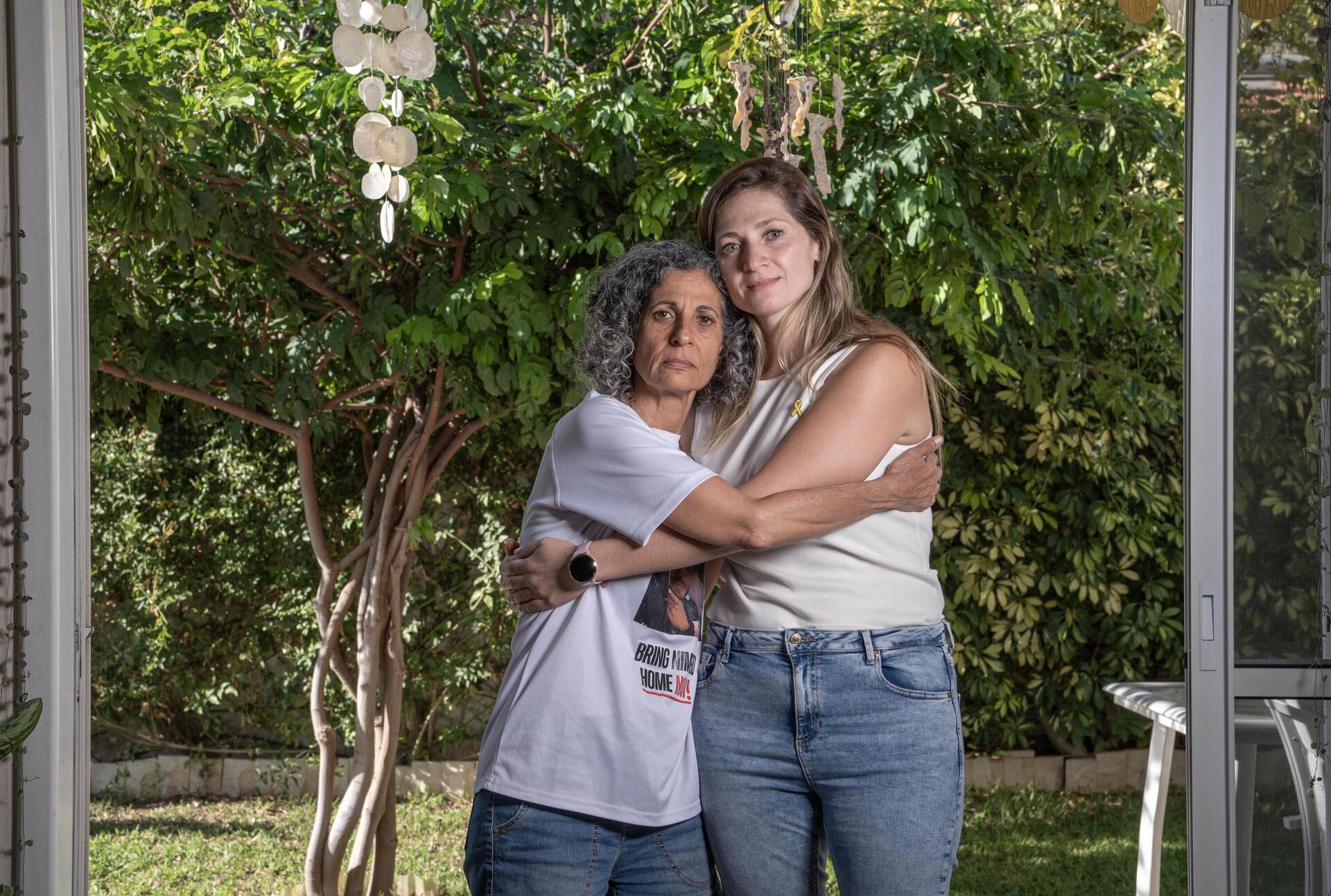 אשירה גרינברג, אלמנתו של סא"ל תומר גרינברג ז"ל, עם ויקי כהן שבנה נמרוד חטוף 