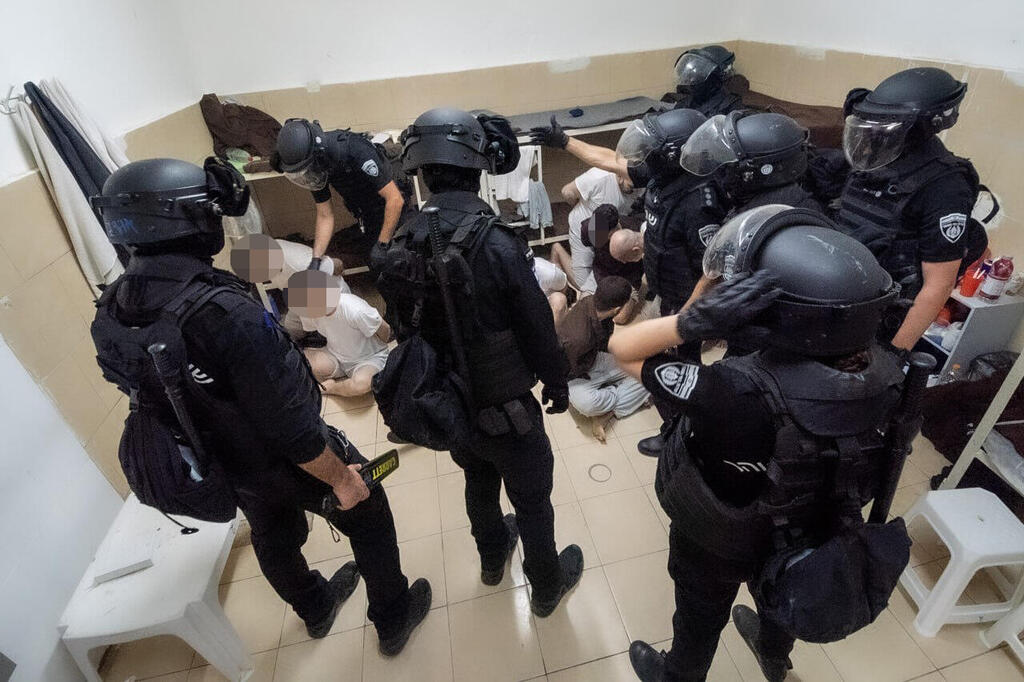 ביקור בכלא דמון באגף המרגלים האיראנים