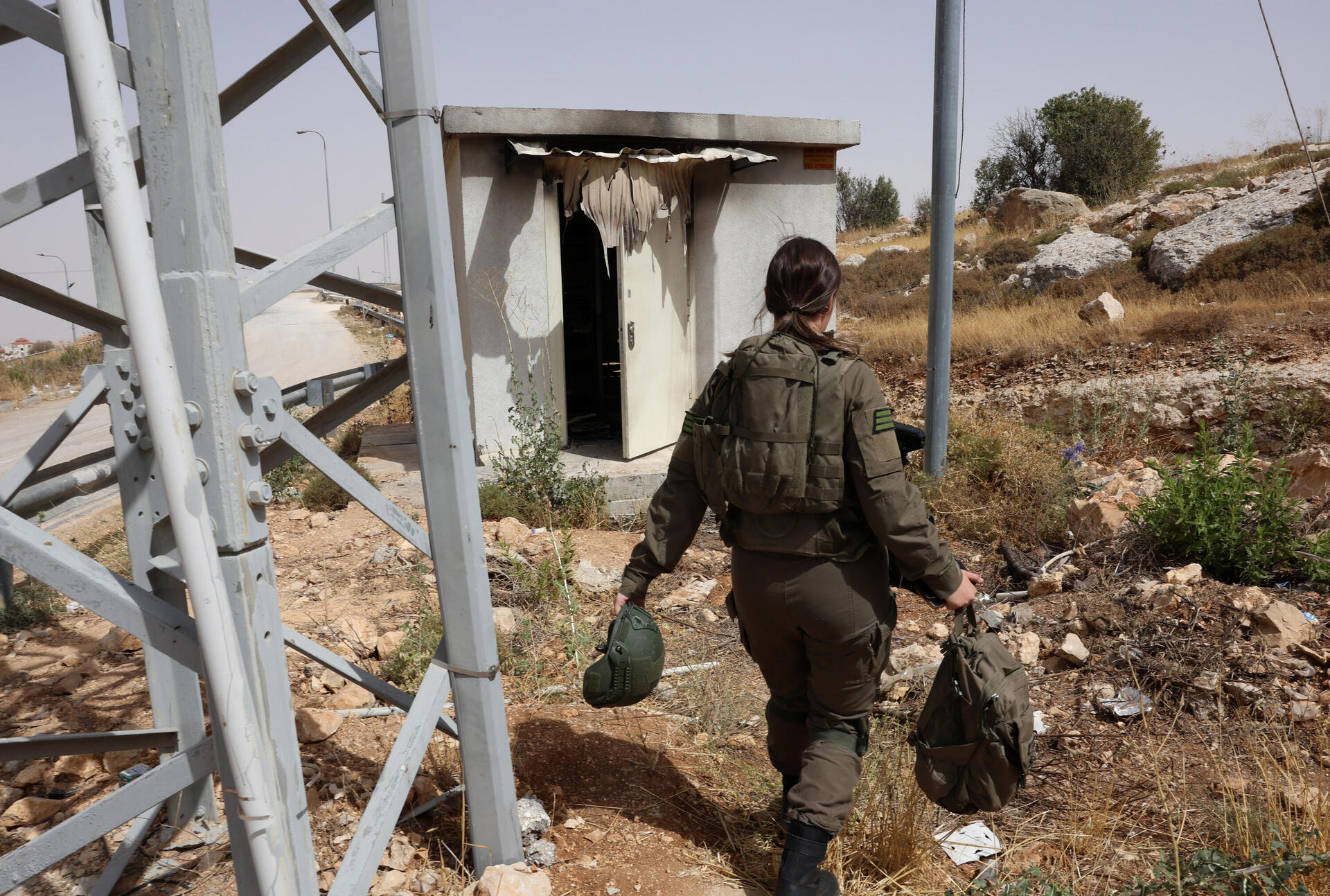 המתקן הביטחוני שהוצת על ידי פורעים יהודים, סמוך למפקדת אוגדת איו"ש 