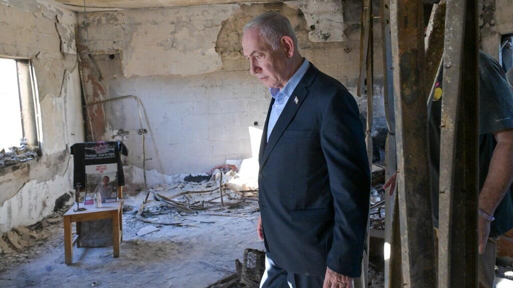 Prime Minister Benjamin Netanyahu visits Kibbutz Nir Oz for hte first time since the Oct. 7 massacre (Photo: Koby Gideon/GPO) ראש ממשלה בנימין נתניהו בביקור בקיבוץ ניר עוז