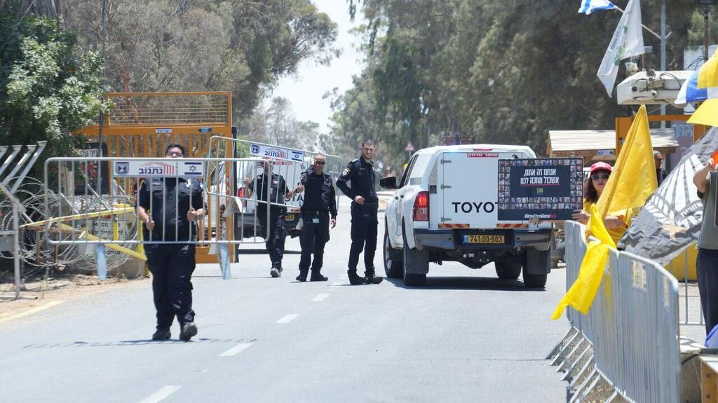  כוחות הביטחון בכניסה לקיבוץ ניר עוז לקראת ביקורו של ראש הממשלה בנימין נתניהו לראשונה מאז השבעה באוקטובר